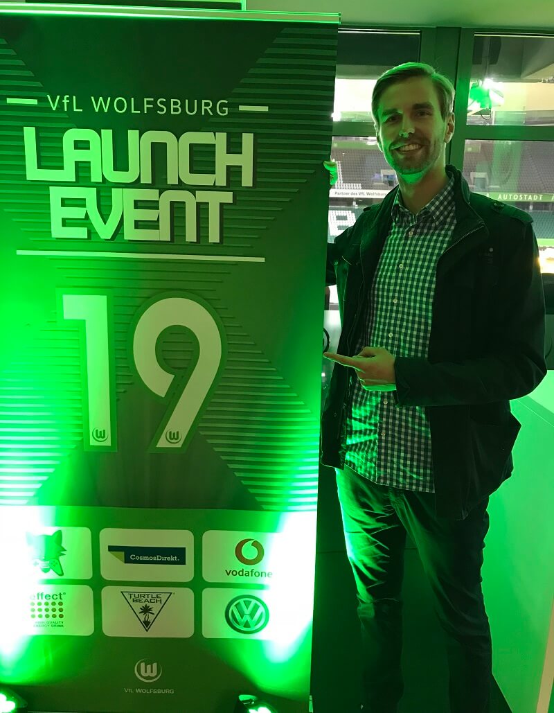 Beim FIFA19-Launch im Wohnzimmer des VfL Wolfsburg erstrahlte alles in grünem Licht